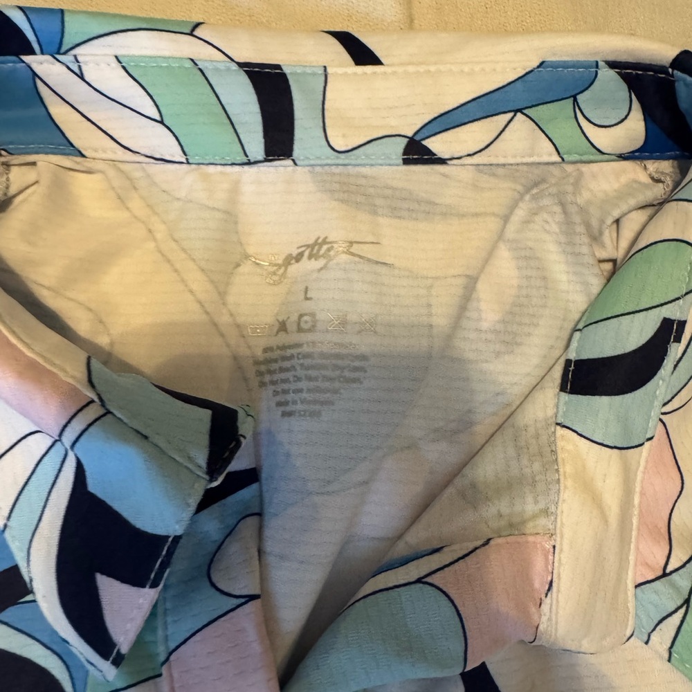 Abstract Patterned Sleeveless Top - Picture 2 of 2